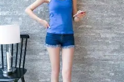 张凌赫评论区沦陷！连上8个热搜遭网友讽刺：39个人就崩溃了？